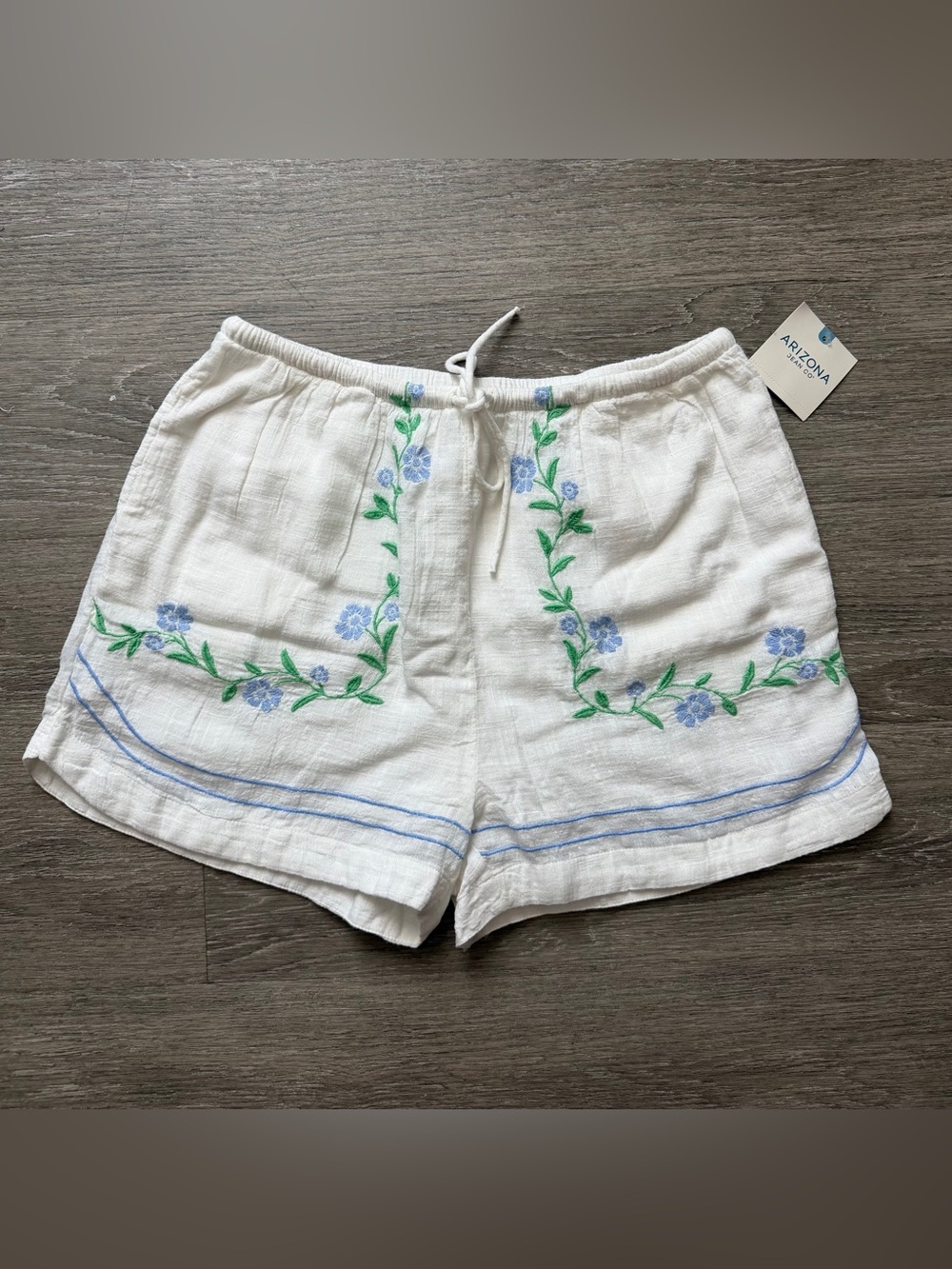 White Cotton Blend Embroidered Floral Shorts Arizona Size Medium NWT